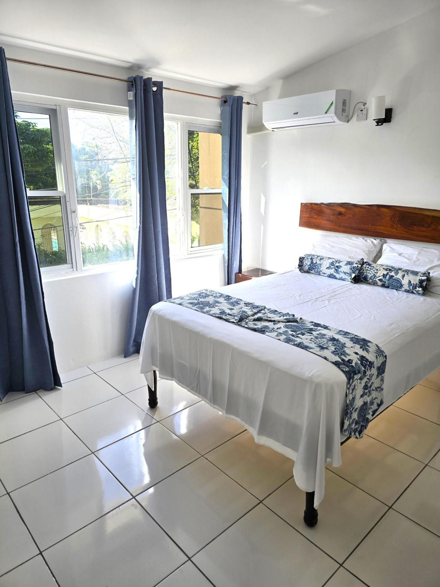 The Gardens Villa Kingston Ngoại thất bức ảnh